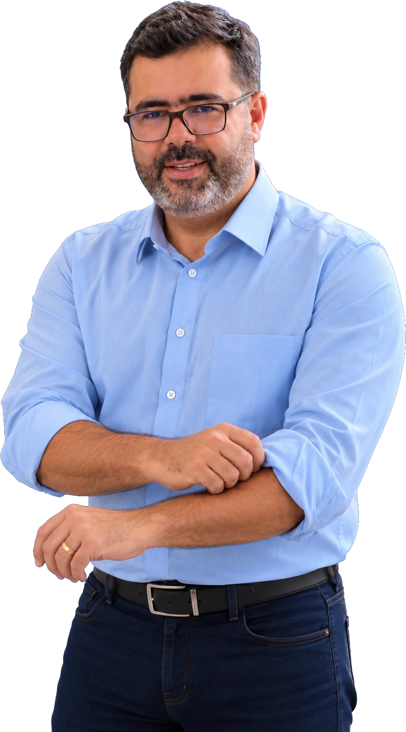 Igor Souza Costa dobrando a manga da camisa